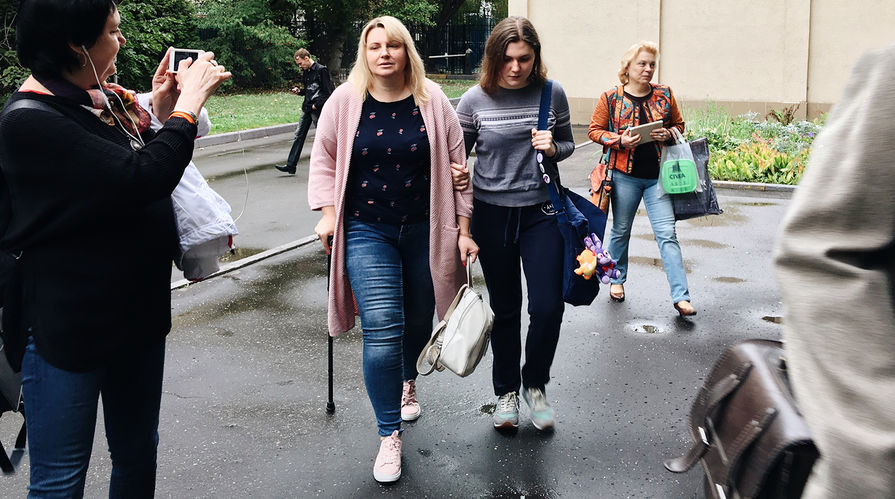 Анна Павликова с мамой около здания Дорогомиловского суда Москвы перед заседанием, 11 сентября 2018 года