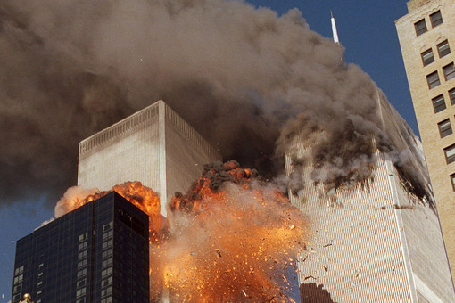 11 сентября 2001 года. Первый самолет Boeing 767 (Рейс 11 American Airlines, Бостон &mdash; Лос-Анджелес) врезался в нью-йоркский небоскреб ВТЦ &laquo;Северная башня&raquo; в 8.45 по местному времени. Второй самолет Boeing 767 (Рейс 175 United Airlines, Бостон &mdash; Лос-Анджелес) врезался во второй небоскреб ВТЦ &laquo;Южная башня&raquo; на уровне 77&ndash;81-го этажей в 9.03 по местному времени