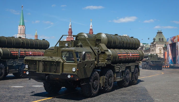 Зенитная ракетная система С-400 «Триумф» на генеральной репетиции военного парада в...