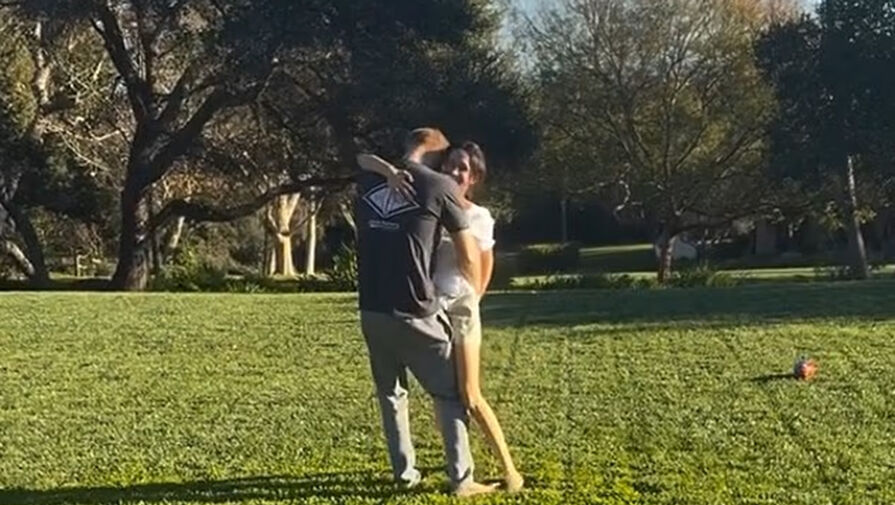 Принц Гарри положил руки на ягодицы Меган Маркл на публике