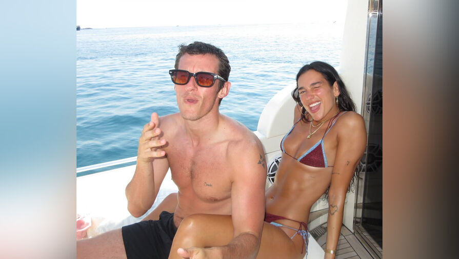 Певица Дуа Липа в крошечном бикини снялась с женихом Каллумом Тернером на яхте