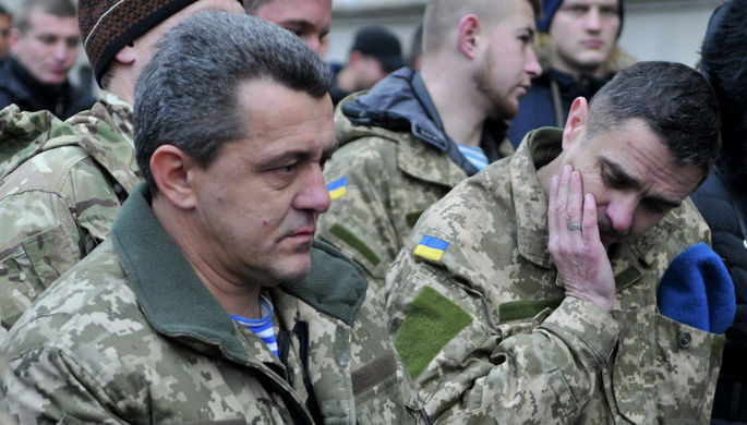 Украинские военные, принимавшие участие в боевых действиях на Донбассе, во время акции протеста у...