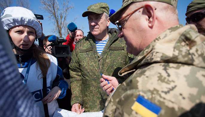 Представители России и Украины в СЦКК во время встречи с представителями ОБСЕ в поселке Широкино...