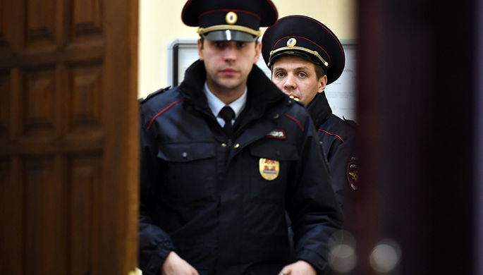 Сотрудники полиции в фойе театра Армена Джигарханяна в Москве, 26 октября 2017 года