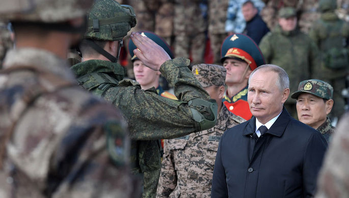 Президент России Владимир Путин и министр обороны на полевом смотре войск забайкальского полигона...