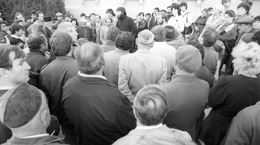 Митинг крымских татар у здания Симферопольского городского Совета, 1991 год