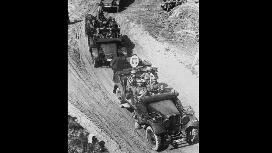 1 сентября 1939 года войска Германии вторгаются в Польшу, начав Вторую мировую войну в Европе. Немецкие войска, передвигаясь по территории Польши, везут польский пограничный знак, взятый в качестве трофея.