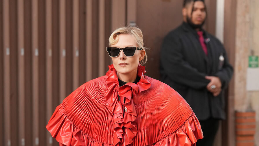 Актриса Рената Литвинова в красном кожаном плаще появилась на публике