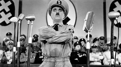 Комик Чарли Чаплин в фильме «Великий диктатор» (1940)