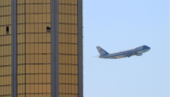 Президентский борт Air Force One на фоне разбитых окон отеля Mandalay Bay в Лас-Вегасе, 4 октября...