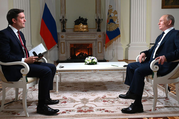 Президент России Владимир Путин во время интервью журналисту американского телеканала NBC Киру Симмонсу