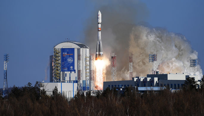 Запуск ракеты ракеты-носителя «Союз-2.1а» со спутниками на борту с космодрома...
