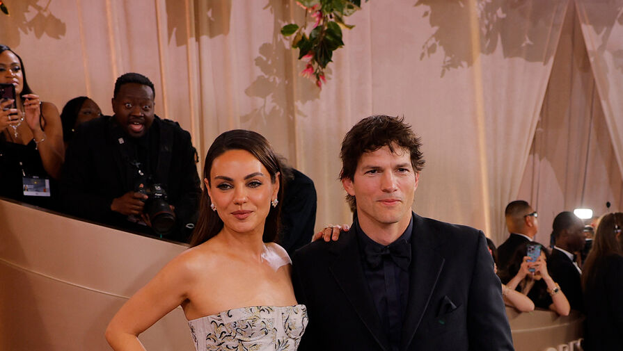 Актриса Мила Кунис в корсетном платье снялась с Эштоном Кутчером на премии