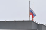 Приспущенные государственные флаги на административном здании в Челябинске в связи с трауром по погибшим при обрушении одного из подъездов жилого дома на проспекте Карла Маркса дом 164 в Магнитогорске, где произошел взрыв бытового газа