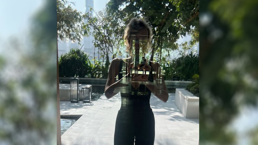 Актриса Рената Литвинова в облегающем комбинезоне снялась в Дубае