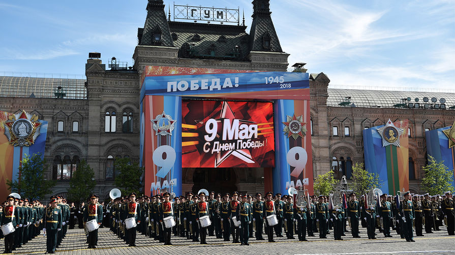 Военнослужащие на Красной площади во время военного парада, посвященного 73-й годовщине Победы в Великой Отечественной войне