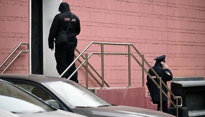 Сотрудники полиции около театра Армена Джигарханяна в Москве, 26 октября 2017 года