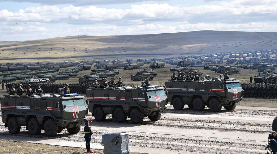 Парад участников военных маневров "Восток-2018" на забайкальском полигоне "Цугол", 13 сентября 2018 года