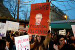 Феминистки во время акции протеста против режиссера Романа Полански у места проведения церемонии вручения премии «Сезар» в Париже, 28 февраля 2020 года