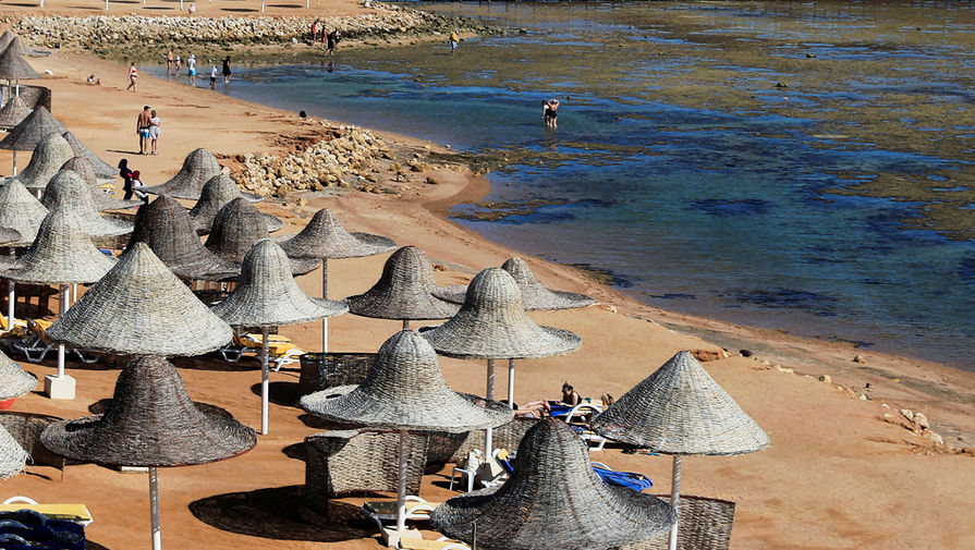  Туристы на пляже Шарм-Эль-Шейха, 2021 год 