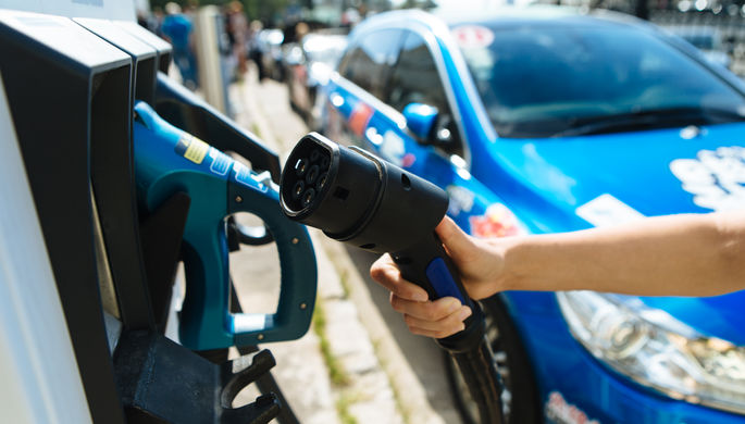 Участники автопробега на электромобилях &laquo;80EDAYS-2016&raquo; зарядились на станциях сети...