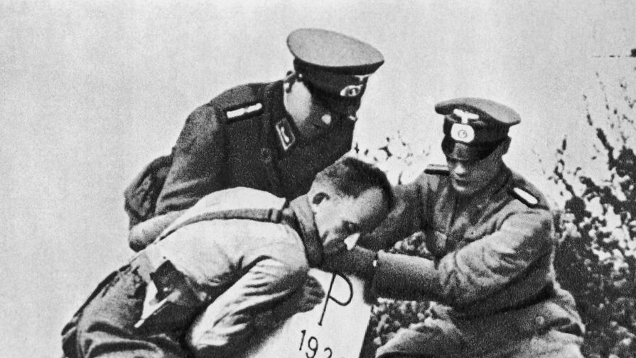 Гитлеровцы уничтожают пограничные знаки на польско-германской границе