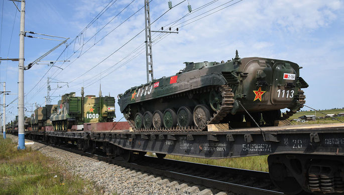 Эшелоны с военнослужащими и военной техникой армии Китая, которые примут участие в военных учениях...