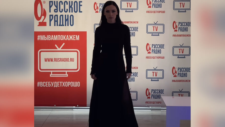 Певица Ольга Серябкина вышла на публику в платье с разрезом