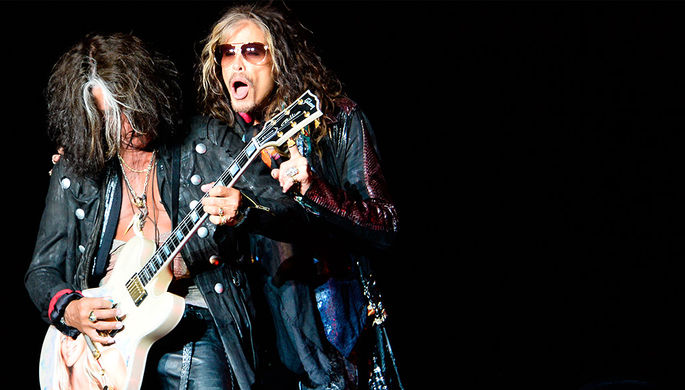 Гитарист Джо Перри и вокалист Aerosmith Стивен Тайлер на концерте в Москве