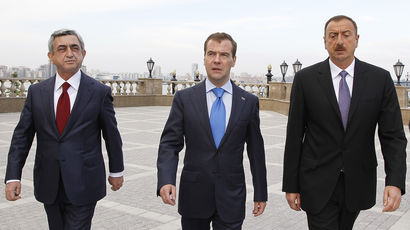 Президент Дмитрий Медведев (в центре) и президенты Армении и Азербайджана Серж Саргсян (слева) и...