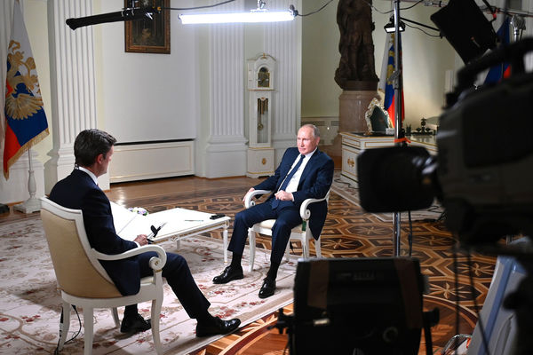 Президент России Владимир Путин во время интервью журналисту американского телеканала NBC Киру Симмонсу