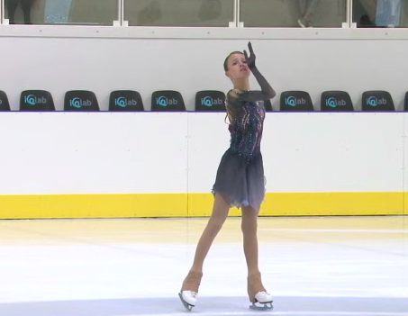 Анна Щербакова выступает в показательных выступлениях на чемпионате России по фигурному катанию в Саранске
