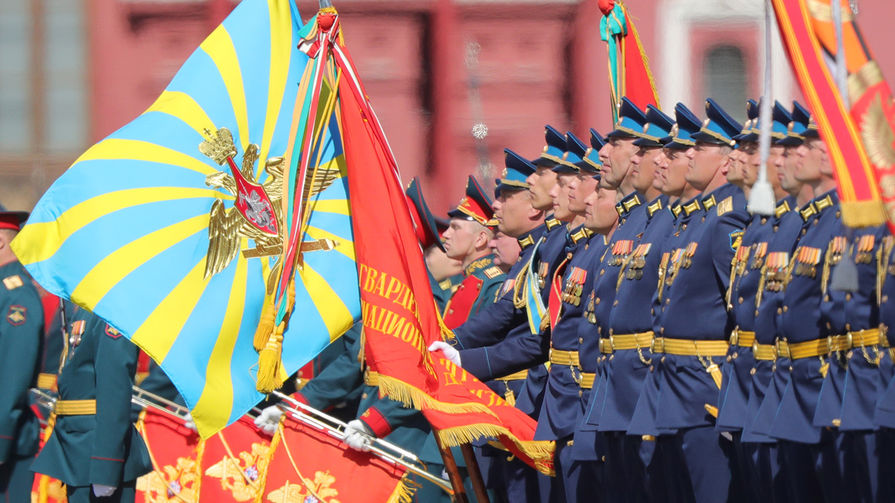 Военнослужащие парадных расчетов на Красной площади во время военного парада, посвященного 73-й годовщине Победы в Великой Отечественной войне
