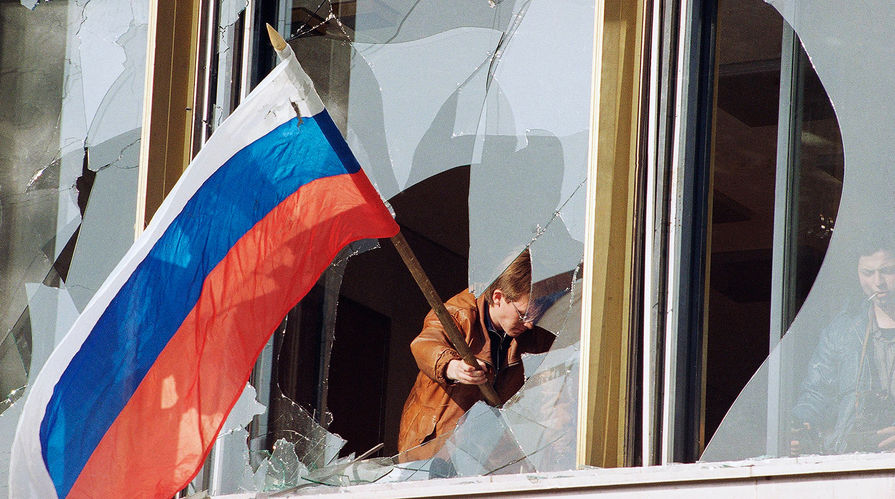 Флаг России в одном из окон Белого дома, 4 октября 1993 года