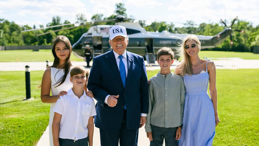 Бизнесвумен Иванка Трамп выложила фото с отцом Дональдом Трампом и его внуками
