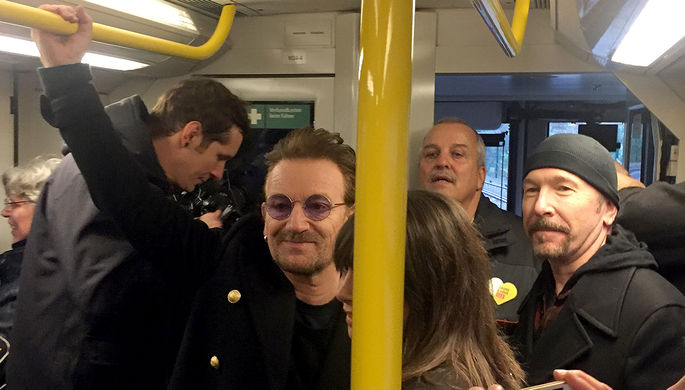 Вокалист U2 Боно и гитарист Эдж в вагоне берлинского метро, 6 декабря 2017 года