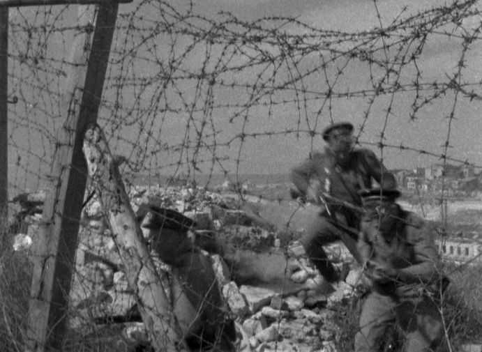 Советские солдаты во время боя за освобождение Севастополя. Весна 1944 года.
