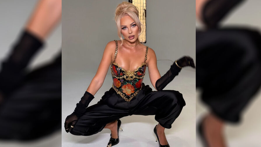 Певица Ханна в корсете с цветами и золотом снялась для глянца