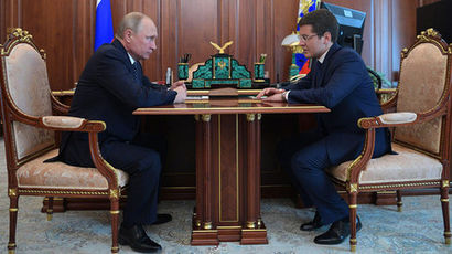 Президент России Владимир Путин и Дмитрий Артюхов во время встречи в связи с назначением его...