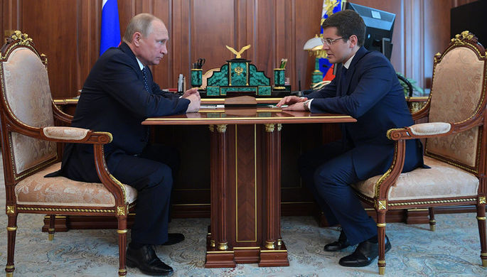 Президент России Владимир Путин и Дмитрий Артюхов во время встречи в связи с назначением его...