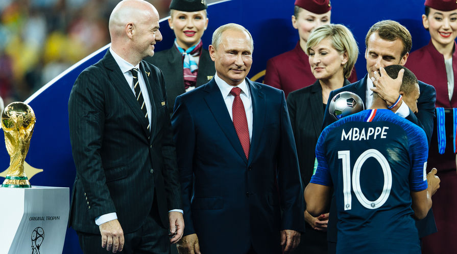 Килиан Мбаппе (Франция) получил приз лучшего молодого игрока чемпионата мира по футболу 2018. Слева направо: президент FIFA Джовани Инфантино, президент России Владимир Путин и президент Франции Эммануэль Макрон