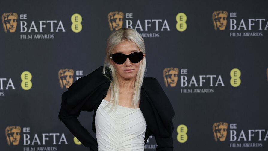 Дизайнер Вера Вонг пришла на премию BAFTA в облегающем платье с драпировкой