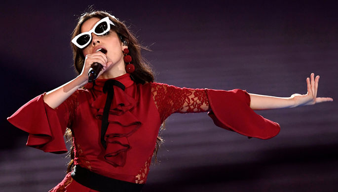 Певица Камила Кабельо во время выступления на MTV Europe Music Awards в Лондоне, 12 ноября 2017 года