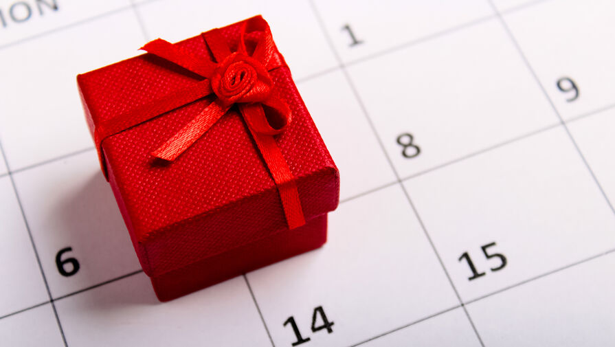 Россияне стали позже возвращаться домой, чтобы избежать намеков о подарках на 14 февраля