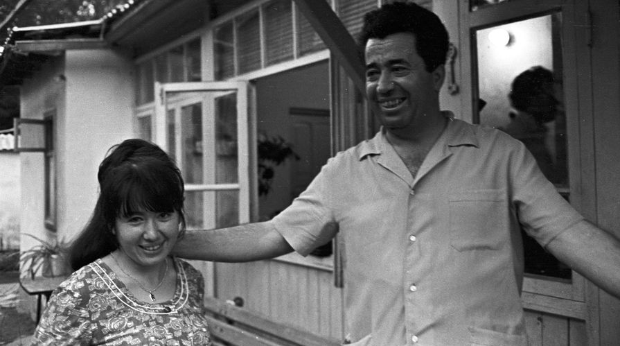 Крымские татары Сеит Таиров с дочерью у своего дома? 1970 од