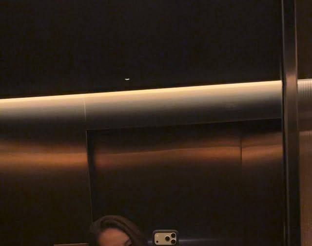 Модель Валентина Иванова снялась в блестящем топе с глубоким декольте