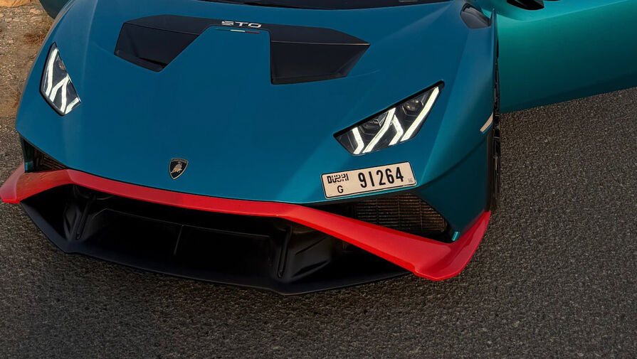 Модель Елена Перминова в шортах снялась со спорткаром в пустыне