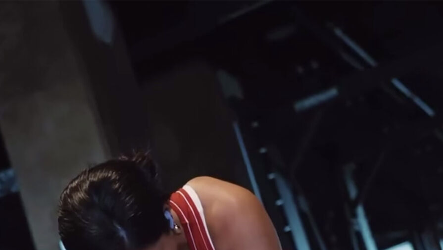 Певица Нюша снялась в комбинезоне в спортзале