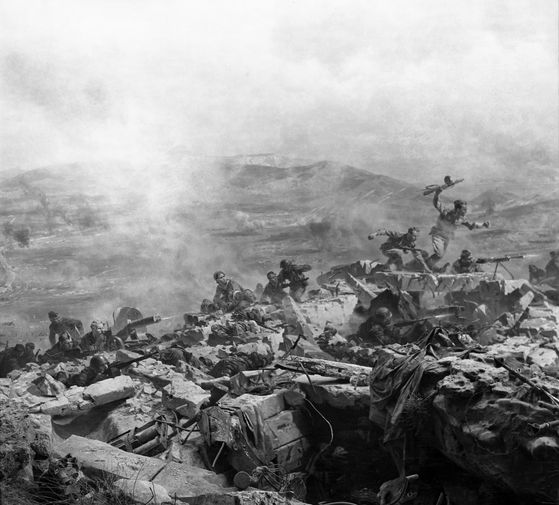 Фрагмент диорамы "Штурм Сапун-горы 7 мая 1944 года" в Государственном музее героической обороны и освобождения Севастополя, выполненная студией военных художников имени М. Б. Грекова.
