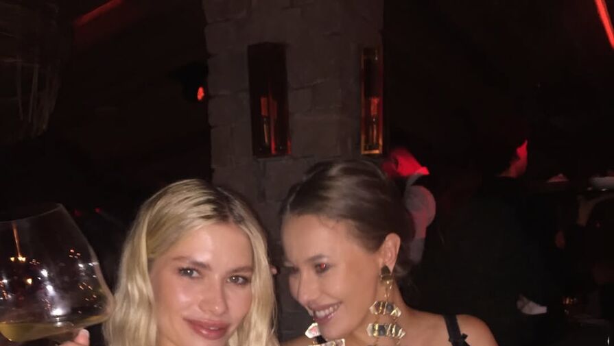 Журналистка Ксения Собчак вышла в свет в полупрозрачном наряде с декольте